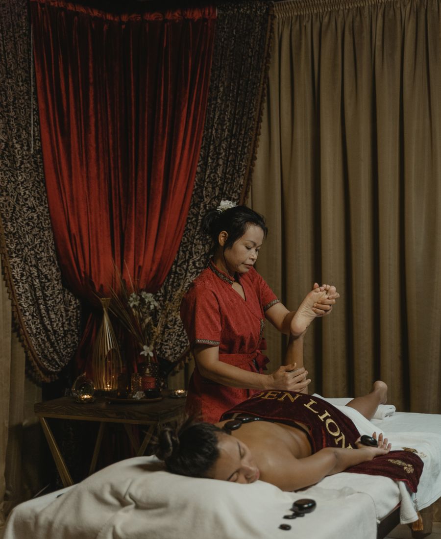 Terapis Thera Wellness melakukan pijat relaksasi